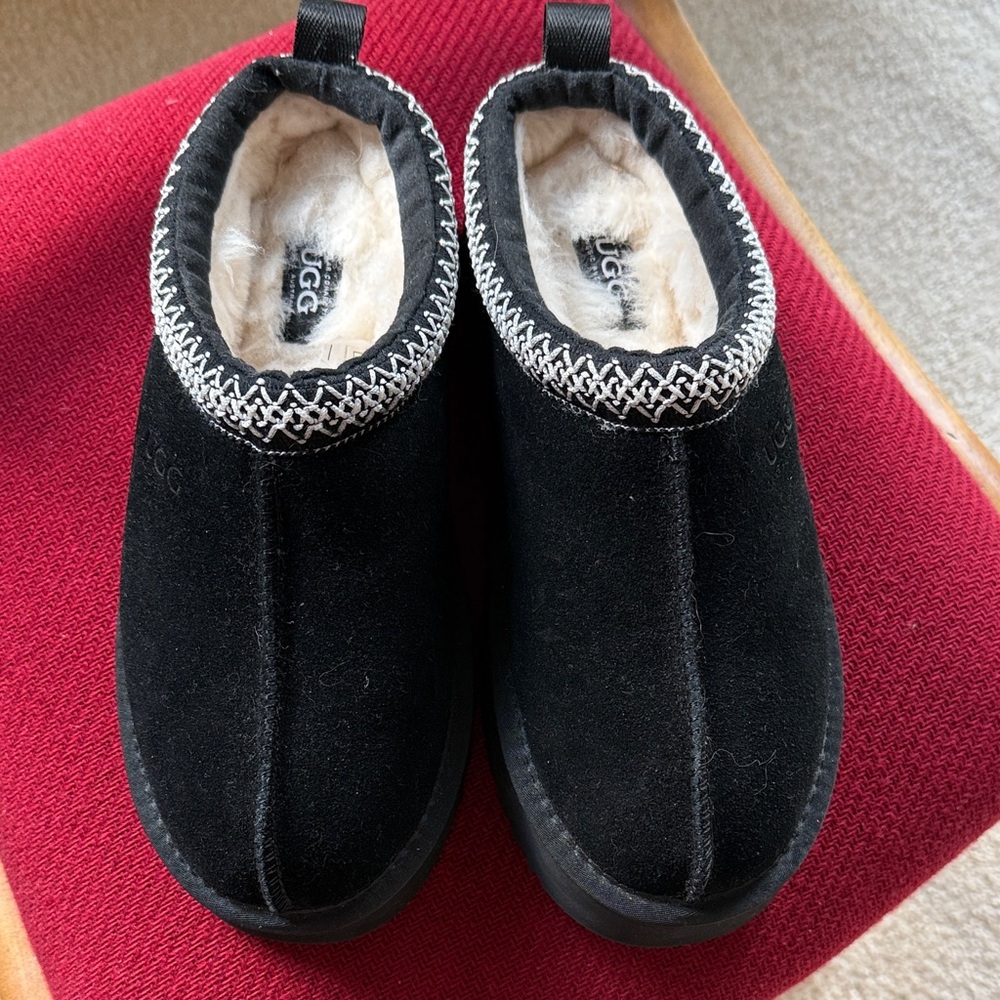 New Ugg platform black size 8/9 women’s